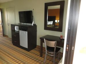 圣克鲁兹海洋之门旅馆的客房设有书桌、电视、桌子和椅子。