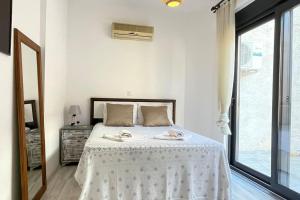 卡斯Ozy Apart Garden / Kaş-Çerçiler的一间卧室配有一张床,上面有两条毛巾
