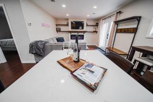 乔丹Cozy 2-bedroom space in the heart of wine country!的客厅配有一张桌子,上面装有葡萄酒杯