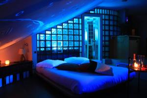 罗马爵士风格度假屋的一间卧室配有一张蓝色灯床
