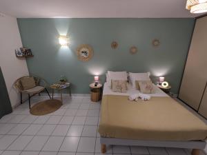 圣丹尼斯Topaze Pei - T1 - 2 personnes的卧室里设有一张床,上面有一只动物