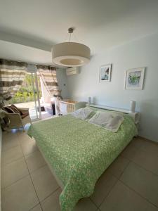阿雅克修Villa cote plage的一间卧室配有一张带绿毯的床