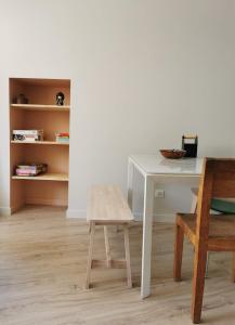 维拉尔-德朗Villard de Lans, coeur de village.Bel appartement的一张带木凳和椅子的白色桌子