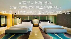 台中市简爱汽车旅馆(山西馆)的两张位于酒店客房的床,上面有标牌