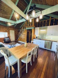 巴港Chalet with a Private Beach in Acadia National Park的厨房以及带木桌和椅子的用餐室。