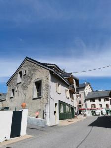 维拉尔-德朗Villard de Lans, coeur de village.Bel appartement的街道边的一座古老建筑