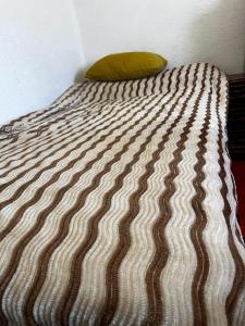 潘普洛纳Pamplona ciudad maravilla的床上有一个黄色枕头