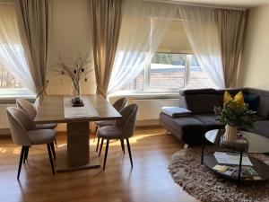 瓦尔米耶拉Upes apartamenti Nr: 32的客厅配有桌子和沙发