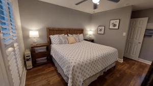 阿兰瑟斯港Bay Tree B3的一间卧室配有一张带白色被子和两盏灯的床。