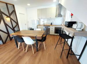 科维良Ritta´s House - Covilhã的厨房配有木桌和椅子