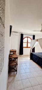 索蒙Ginger Villa Somone的卧室配有1张床,铺有瓷砖地板。