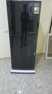 赫尔格达Ikea flat 4的黑冰箱,上面有一张人的照片
