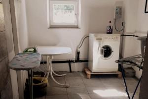 StrengenChalet Sternberg的洗衣房配有洗衣机和洗衣机