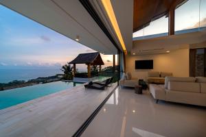 苏梅岛Samui Privacy Modern Luxury Seaview Natural Rainforest Infinity Pool Villa的海景客厅