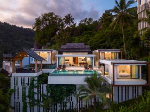苏梅岛Samui Privacy Modern Luxury Seaview Natural Rainforest Infinity Pool Villa的享有带游泳池的别墅的空中景致