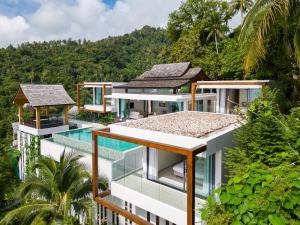 苏梅岛Samui Privacy Modern Luxury Seaview Natural Rainforest Infinity Pool Villa的享有带游泳池的房屋的空中景致