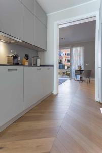 德累斯顿Luxury Home / 2-Raum-Apartment an der Frauenkirche的厨房铺有木地板,配有白色橱柜。
