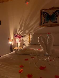 圣本图-杜萨普卡伊Hospedaria Sol & Lua的一间卧室配有一张床铺,上面有两个蝴蝶