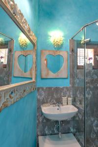 圣安德烈Lotus apartment的蓝色的浴室设有水槽和镜子