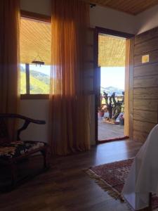 圣本图-杜萨普卡伊Hospedaria Sol & Lua的卧室设有山景大窗户