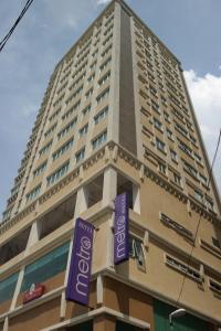 吉隆坡武吉免登都市酒店的前面有紫色标志的高楼