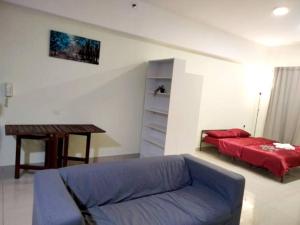 塞贝维HB2103- Cyberjaya- WiFi- Netflix-Parking, 3046的客厅配有沙发和1张床