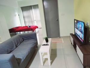 塞贝维HB2103- Cyberjaya- WiFi- Netflix-Parking, 3046的带沙发和电视的客厅