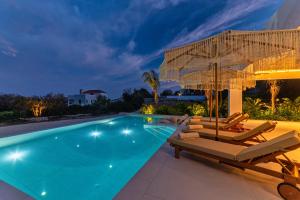 阿斯格罗Gatsby Rhodes-Brand New Seaview Villa的一个带躺椅和遮阳伞的游泳池