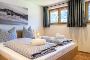 上施陶芬Thaler Höhe的配有窗户和毛巾的客房内的两张床