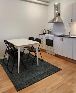 埃克舍Vandrarhemmet Eken的一间厨房,里面配有桌椅