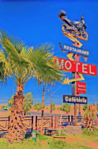 瓦尔扎扎特Motel Safari Budget的两棵棕榈树的汽车旅馆标志