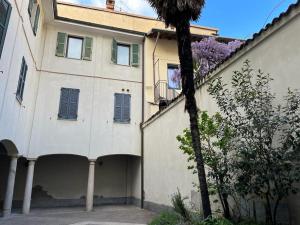 布斯托阿西齐奥Loft Matteotti - Studio in centro的前面有棕榈树的建筑