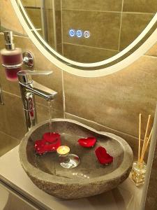 拉夫里翁Harmony 2 in Gold的浴室的盥洗盆,镜子前有红色的心