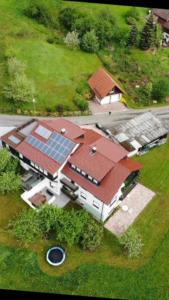 拜尔斯布龙Pension Haus-Sommerberg的享有带太阳能屋顶的房子的顶部景色