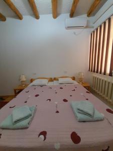 希瓦KHIVA ABDULLA Guest House的一间卧室配有一张红色的大床