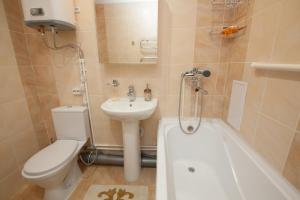 克拉斯诺亚尔斯克Apartment Aviator 38的浴室配有卫生间、盥洗盆和浴缸。