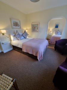 丁格尔Ashe's Accommodation的酒店客房,配有两张床和椅子
