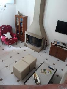 考瑙皮迪亚纳Casa Matzurana的客厅设有壁炉和红椅
