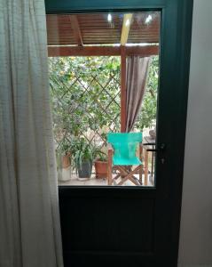 考瑙皮迪亚纳Casa Matzurana的通往带绿椅的天井的门