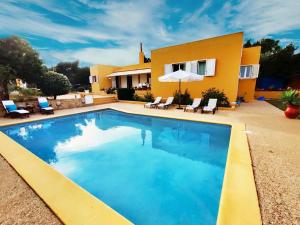 Sant Francesc de s'EstanyBonita Casa con piscina privada y amplio jardin的房屋前的游泳池