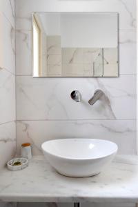 斯派赛斯卡洛米拉别墅酒店的白色的浴室设有水槽和镜子