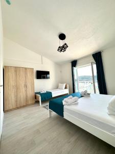 内乌姆Villa Senka的一间卧室设有两张床和窗户。