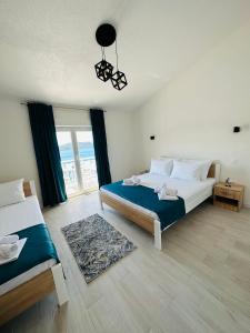 内乌姆Villa Senka的一间卧室设有两张床和大窗户
