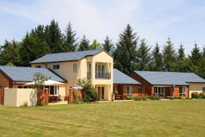 基督城草甸别墅 的屋顶上设有太阳能电池板的度假屋