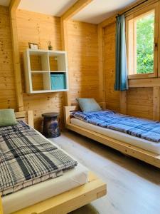雷夫菲勒普Pomale Vendégház的小木屋内带两张床的房间