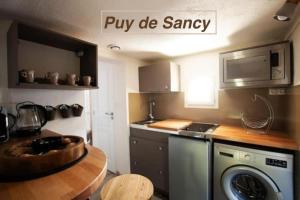 克莱蒙费朗Logements Chaîne des Puys avec garages attenants的厨房配有水槽、炉灶和洗碗机