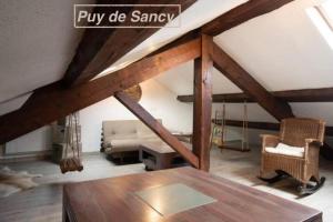 克莱蒙费朗Logements Chaîne des Puys avec garages attenants的客厅配有桌子和沙发
