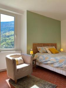 皮热泰涅尔Mas Bella Vida的卧室配有床、椅子和窗户。