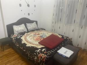 普里莱普Iliovski Inn - Just Like Home的一间小卧室,配有一张床和一把椅子