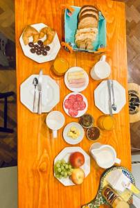 圣地亚哥Bed & Breakfast Lastarria的餐桌上放有食物和面包的盘子